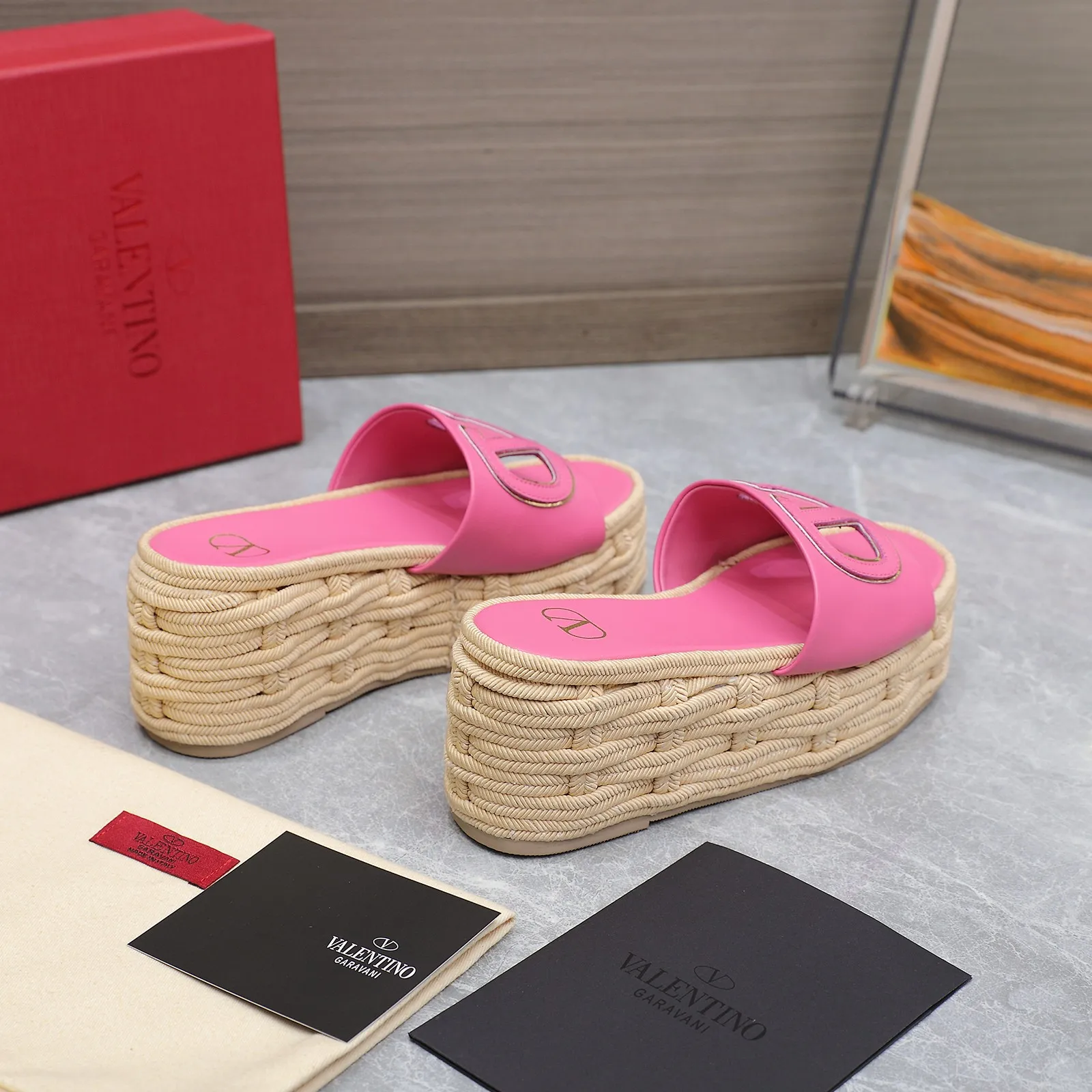 👟👟Ex-factory price 640👟👟The highest version💯💯💯 2024 early spring counter catwalk style updated simultaneously 💗Valentino💗Valentino Wedge hemp rope bottom slippers/follow-up sandals series ——————————Top version Super creative craft design highlights the brand’s unique style, luxury fashion and highly recognizable Exquisite round head, perfect side arc, extremely pure taste, ladylike temperament and full of femininity‼ ️ Upper: Made of imported cowhide. Lining: Made of mixed sheepskin. Italian imported cowhide outsole. Wedge heel back height: 8.5CM. Front height: 5.5CM. Code number: 35-41 (41 customized)